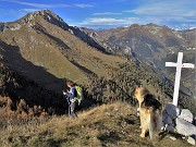54 In ripida discesa con attenzione dalla vetta del Pizzo Badile  (2044 m) con vista sul Monte Secco  (2293 m) 